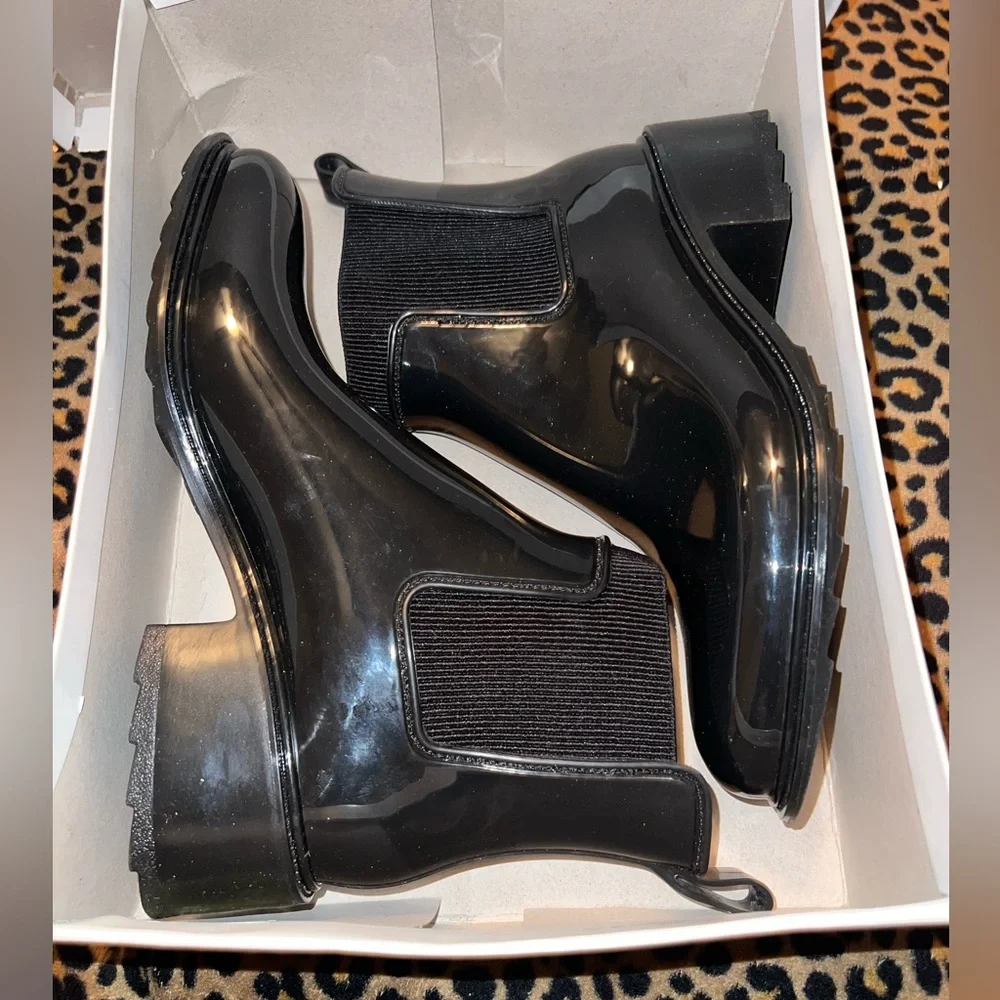 Stylish Black Women's Boots - Picture 2 of 8